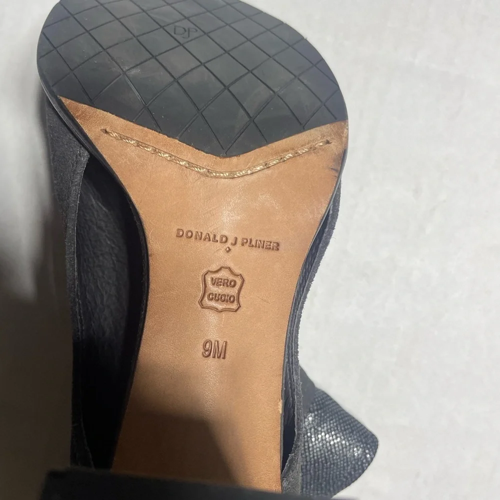 Donald J. Pliner‎ alligator ankleCharcoal Ankle Bootie with toe open  size 9M
